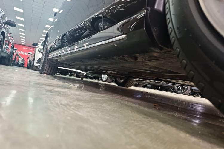 Used Mercedes-Benz E-Class 2020 E 300 L Sport Luxury Edition Right Side Sill
