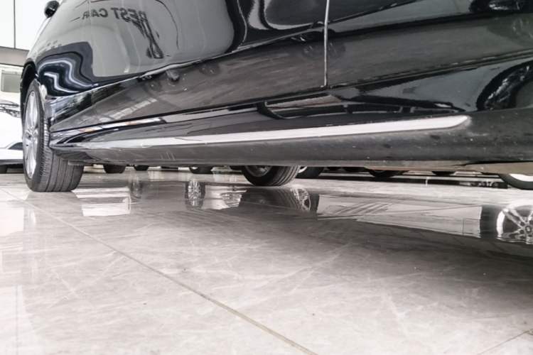 Used Mercedes-Benz E-Class 2020 E 300 L Sporty and Stylish Model Right Side Sill