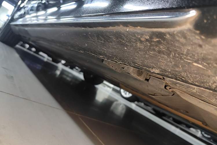 Used Mercedes-Benz E-Class 2020 E 300 L Sporty and Stylish Model Right Side Sill