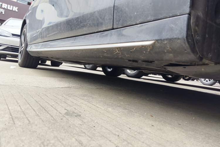 Used Mercedes-Benz E-Class 2020 E 300 L Sporty and Stylish Model Right Side Sill