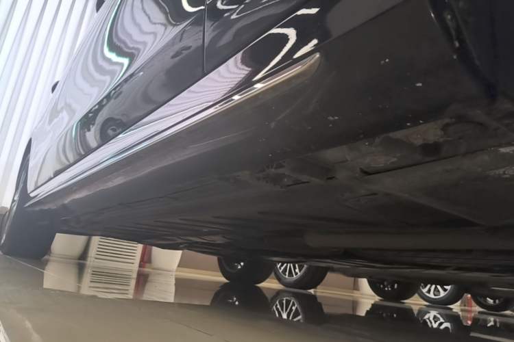 Used Mercedes-Benz E-Class 2020 E 300 L Sporty and Stylish Model Right Side Sill