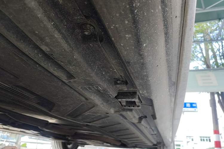 Used Mercedes-Benz E-Class 2020 E 300 L Sporty and Stylish Model Right Side Sill