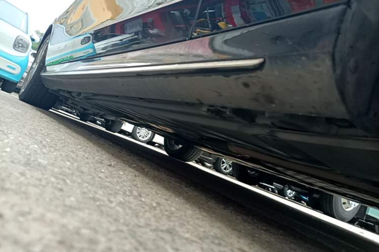 Used Mercedes-Benz E-Class 2020 E 300 L Sport Luxury Edition Right Side Sill