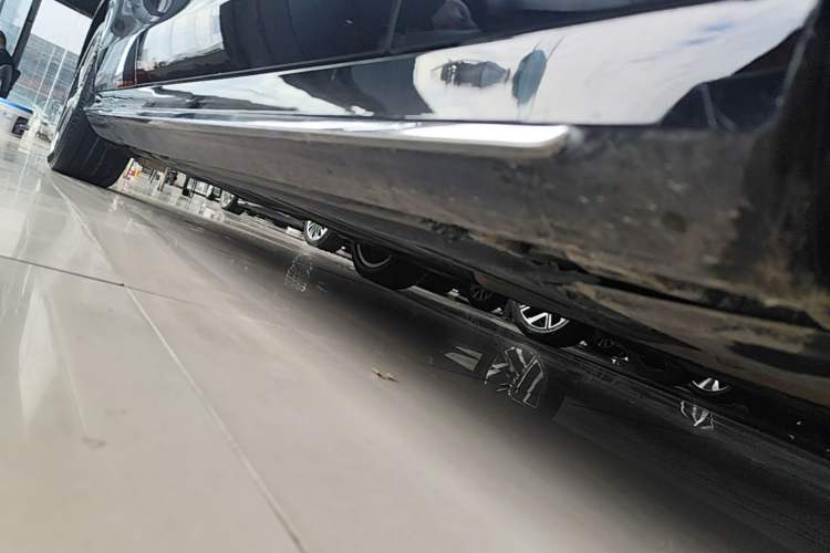 Used Mercedes-Benz E-Class 2020 Restyled E 300 L Sporty and Stylish Edition Right Side Sill