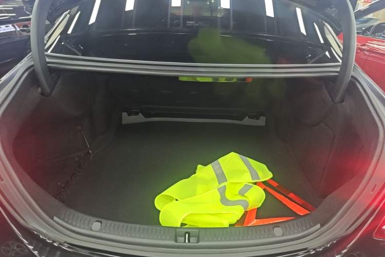 Used Mercedes-Benz E-Class 2020 Restyled E 300 L Sporty and Stylish Edition Trunk