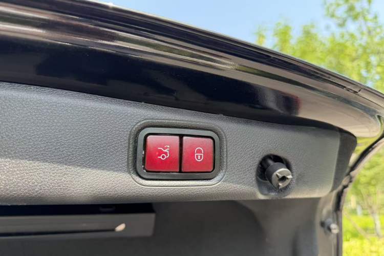 Used Mercedes-Benz E-Class 2020 Restyled E 300 L Exclusive Edition Trunk