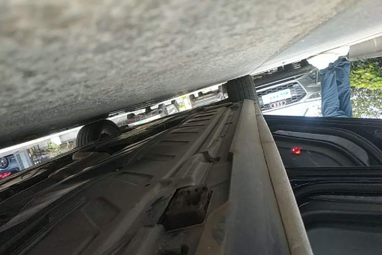 Used Mercedes-Benz E-Class 2020 E 300 L Sporty and Stylish Model Left Side Sill
