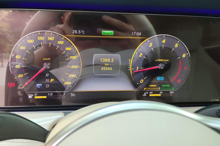 Used Mercedes-Benz E-Class 2020 E 260 Coupe Odometer Close Up