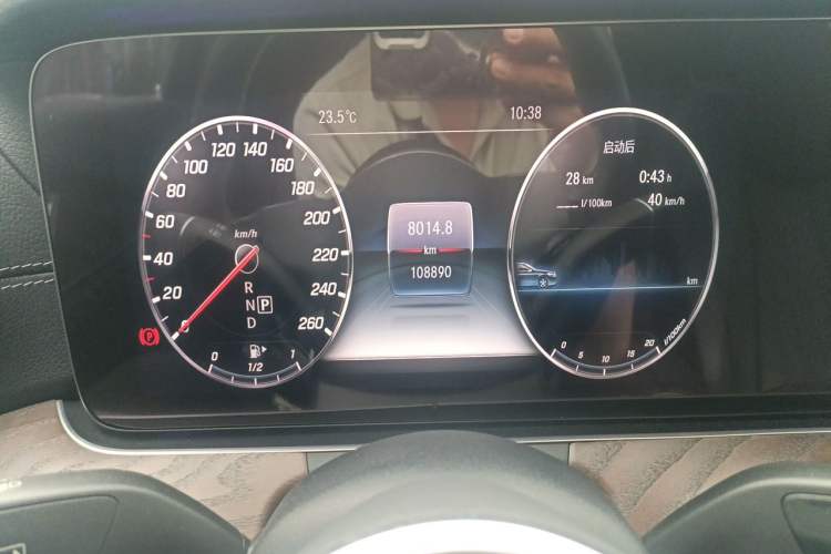 Used Mercedes-Benz E-Class 2020 Facelift E 300 L Stylish Edition Odometer Close Up