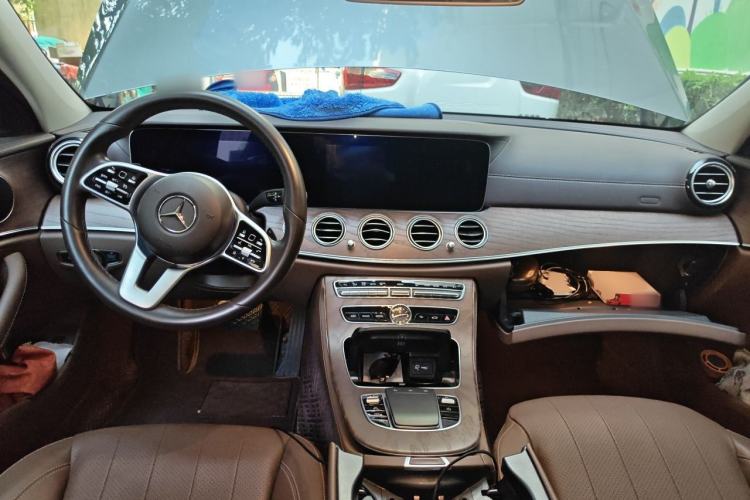 Used Mercedes-Benz E-Class 2020 Facelift E 300 L Stylish Edition Center Console
