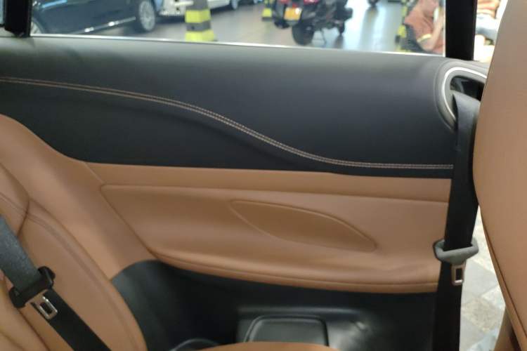 Used Mercedes-Benz E-Class 2020 E 300 Coupe Interior 8