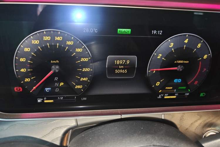 Used Mercedes-Benz E-Class 2020 E 260 Coupe Odometer Close Up