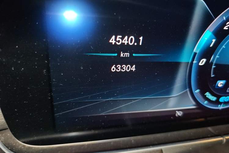 Used Mercedes-Benz E-Class 2020 E 260 Coupe Odometer Close Up