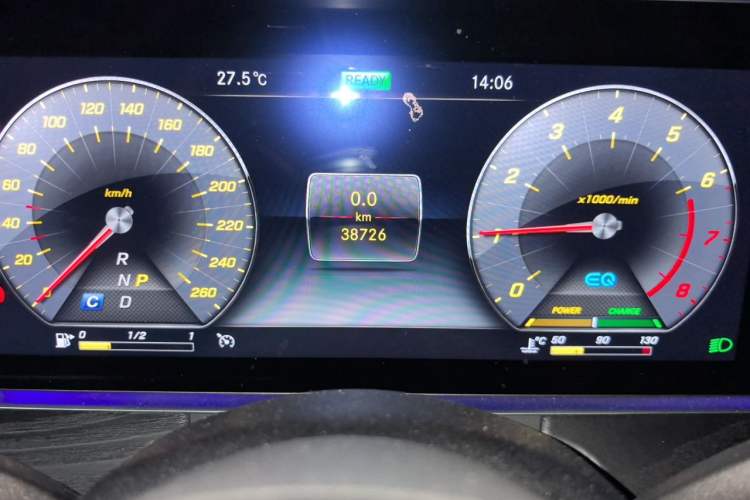 Used Mercedes-Benz E-Class 2020 E 260 Coupe Odometer Close Up