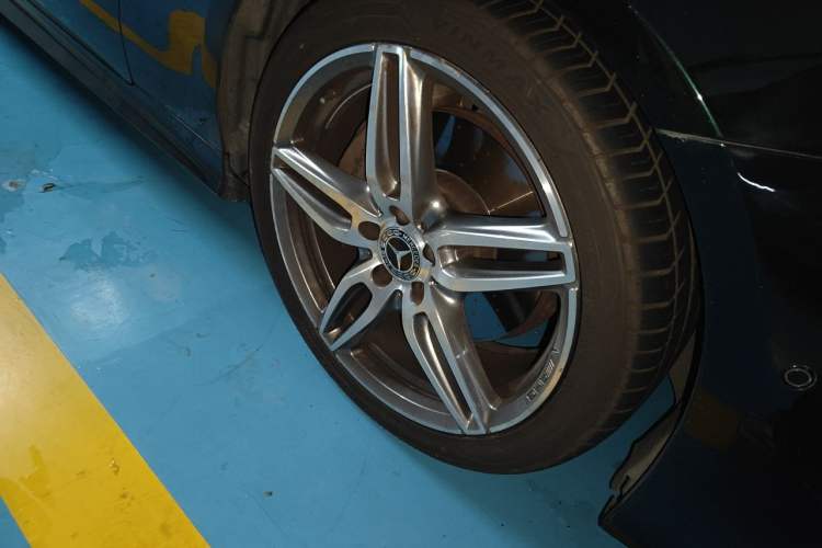 Used Mercedes-Benz E-Class 2020 E 260 Coupe Right Front Wheel Hub