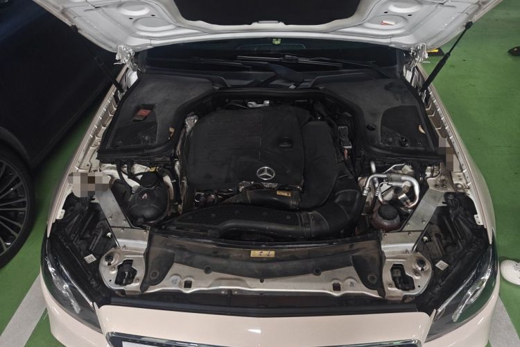 Used Mercedes-Benz E-Class 2020 E 260 Coupe Engine Bay