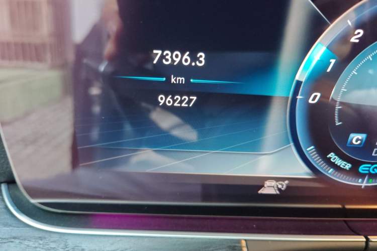 Used Mercedes-Benz E-Class 2020 E 260 Convertible Coupe Odometer Close Up