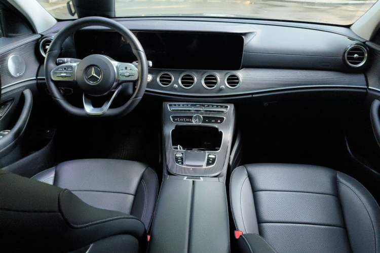 Used Mercedes-Benz E-Class 2020 E 300 L Sport Luxury Edition Center Console