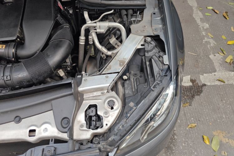 Used Mercedes-Benz E-Class 2020 E 300 L Luxury Model Engine Bay Left