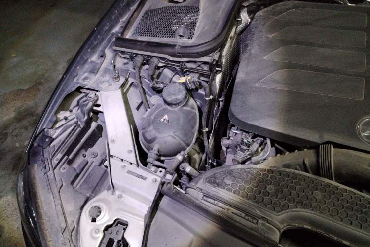 Used Mercedes-Benz E-Class 2020 Facelift E 300 L Stylish Edition Engine Bay Right