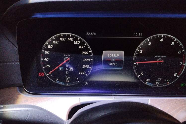 Used Mercedes-Benz E-Class 2020 Facelift E 300 L Stylish Edition Odometer Close Up