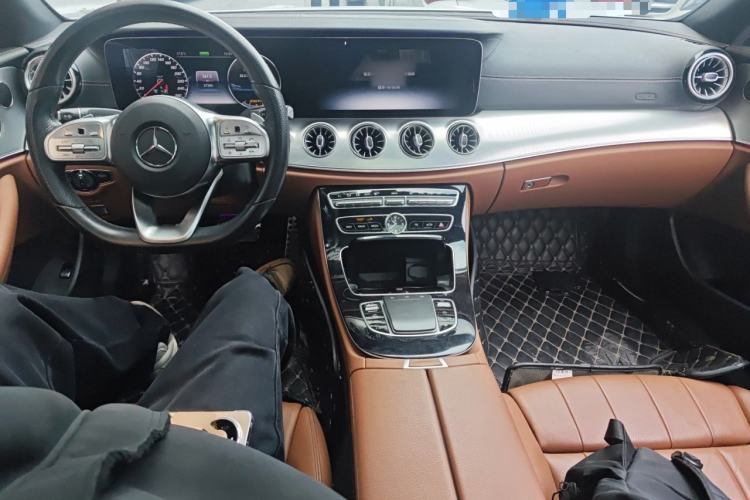 Used Mercedes-Benz E-Class 2020 E 260 4MATIC Coupe Center Console