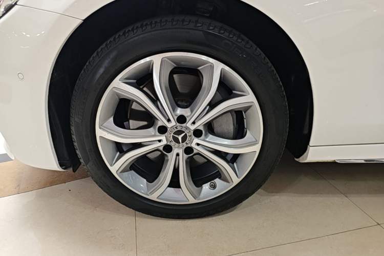 Used Mercedes-Benz E-Class 2020 E 300 L Sporty and Stylish Model Exterior 4