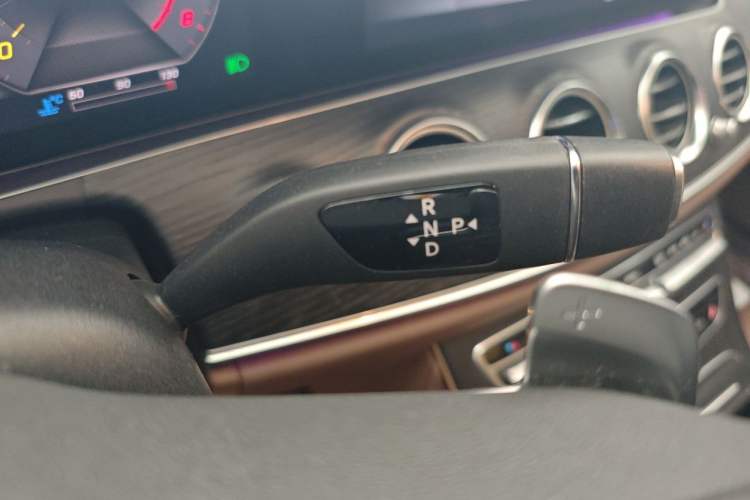Used Mercedes-Benz E-Class 2020 E 300 L Sporty and Stylish Model Gear Lever