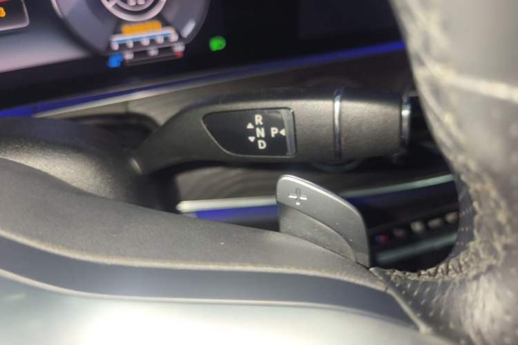 Used Mercedes-Benz E-Class 2020 E 300 L Sporty and Stylish Model Gear Lever