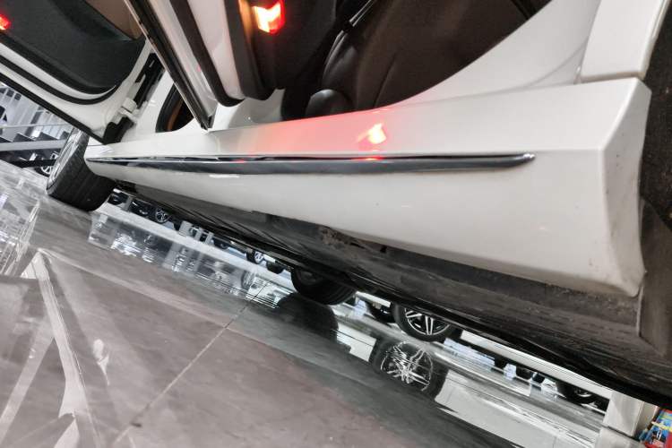 Used Mercedes-Benz E-Class 2020 E 300 L Sport Luxury Edition Left Side Sill