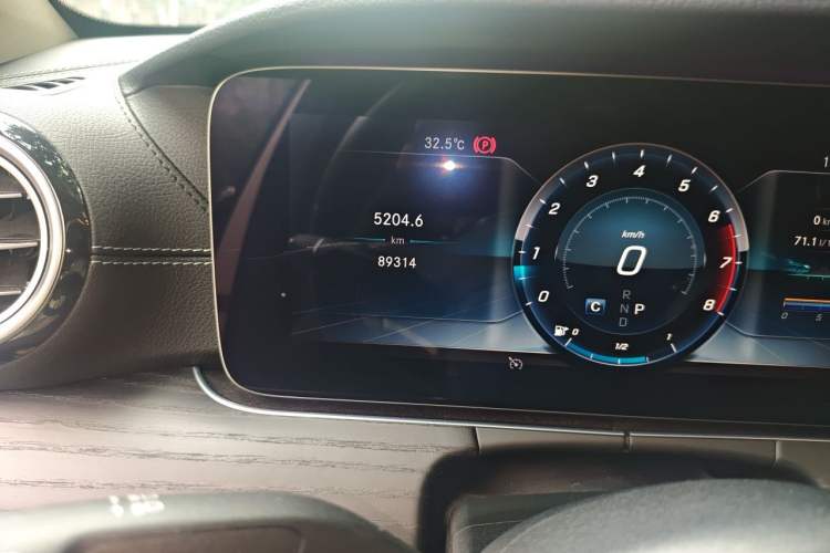 Used Mercedes-Benz E-Class 2020 E 300 L Sport Luxury Edition Odometer Close Up
