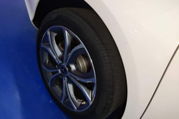 Used Mercedes-Benz E-Class 2020 Restyled E 300 L Sporty and Stylish Edition Right Rear Wheel Hub