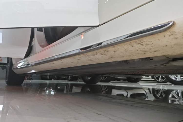 Used Mercedes-Benz E-Class 2020 E 300 L Sport Luxury Edition Right Side Sill