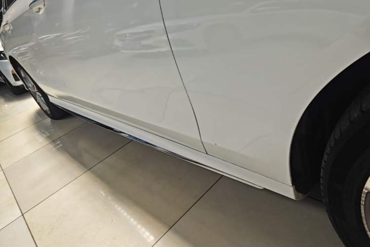 Used Mercedes-Benz E-Class 2020 Restyled E 300 L Sporty and Stylish Edition Right Side Sill