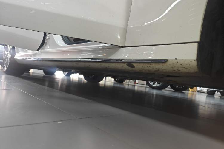 Used Mercedes-Benz E-Class 2020 Restyled E 300 L Sporty and Stylish Edition Right Side Sill