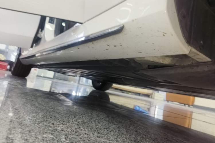 Used Mercedes-Benz E-Class 2020 Restyled E 300 L Sporty and Stylish Edition Right Side Sill