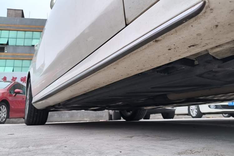 Used Mercedes-Benz E-Class 2020 Restyled E 300 L Sporty and Stylish Edition Right Side Sill