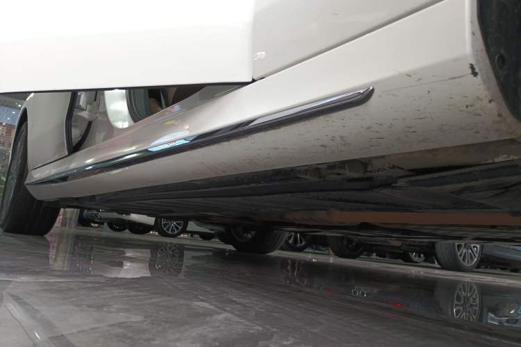 Used Mercedes-Benz E-Class 2020 E 300 L Sport Luxury Edition Right Side Sill