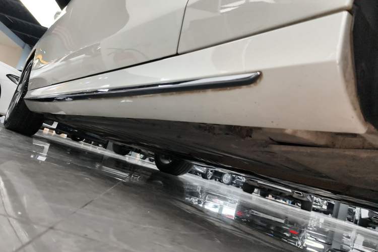 Used Mercedes-Benz E-Class 2020 E 300 L Sport Luxury Edition Right Side Sill