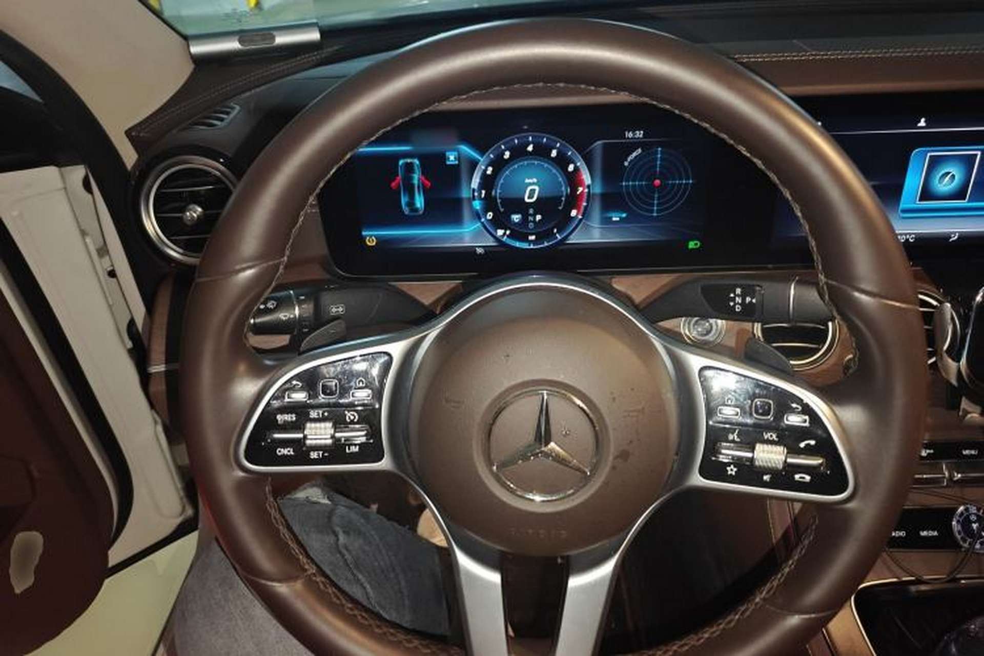 Used Mercedes-Benz E-Class 2020 Restyled E 300 L Exclusive Edition Steering Wheel