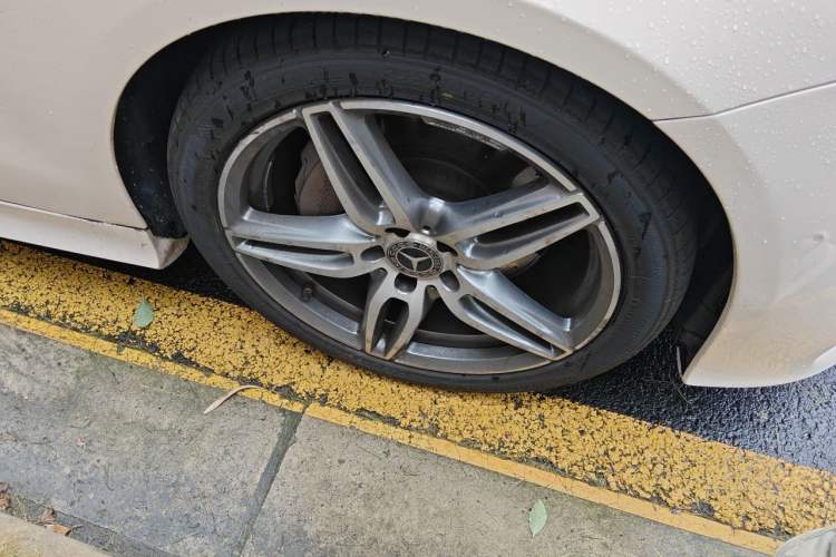 Used Mercedes-Benz E-Class 2020 E 260 Coupe Right Front Wheel Hub