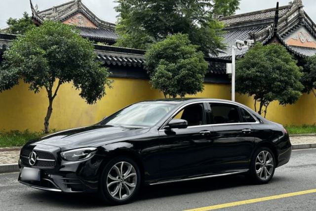 Ojetý Mercedes-Benz E-Class 2021 E 300 L Sporty and Stylish Model