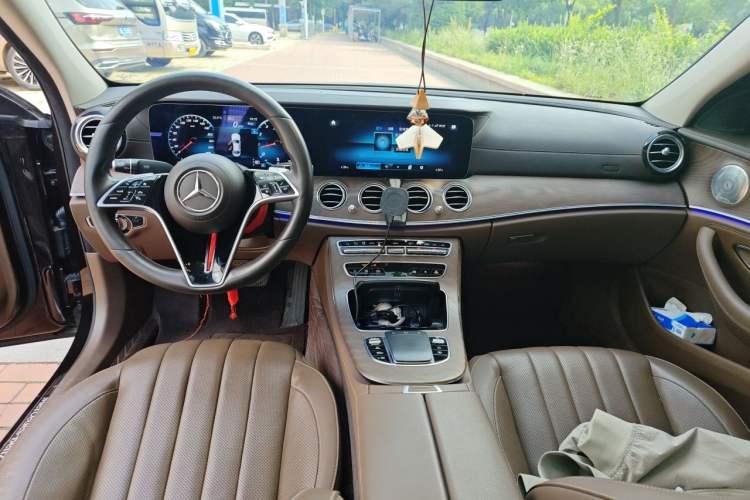 Used Mercedes-Benz E-Class 2021 E 300 L Premium Edition Center Console