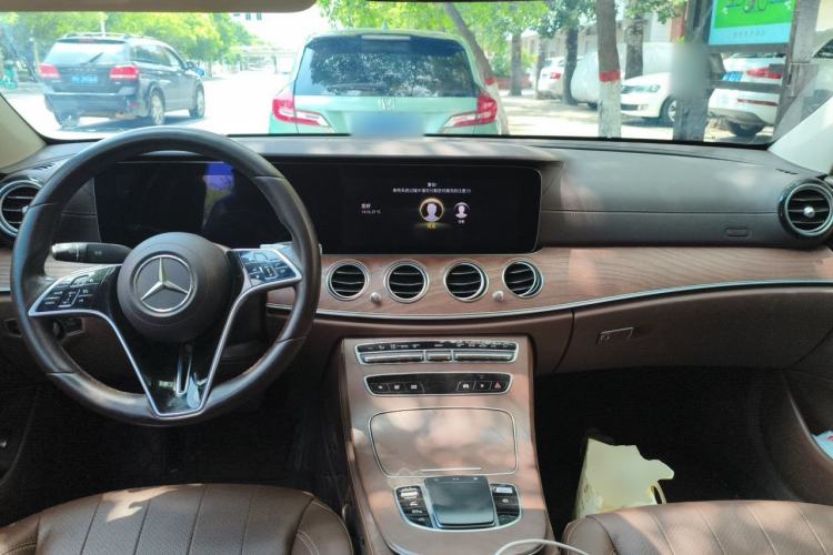 Used Mercedes-Benz E-Class 2021 Facelift E 300 L Stylish Edition Center Console