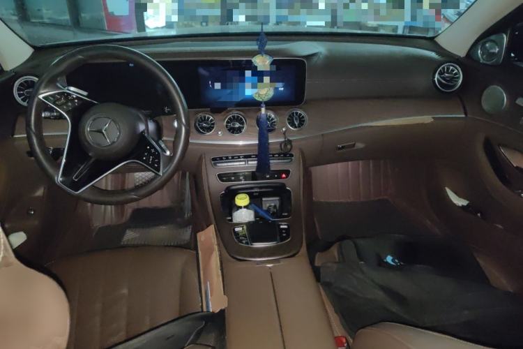 Used Mercedes-Benz E-Class 2021 E 300 L Premium Edition Center Console