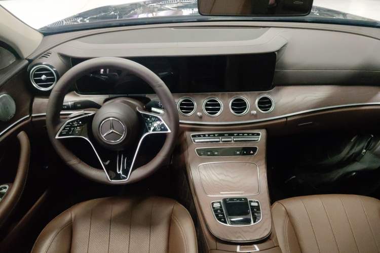 Used Mercedes-Benz E-Class 2021 E 300 L Luxury Model Center Console