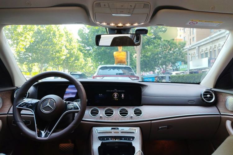 Used Mercedes-Benz E-Class 2021 Restyled E 300 L Luxury Edition Center Console