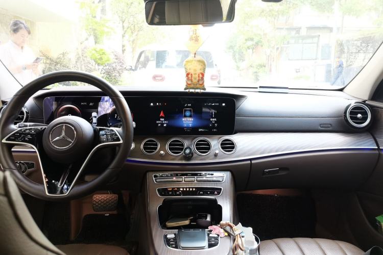 Used Mercedes-Benz E-Class 2021 E 300 L Premium Edition Center Console