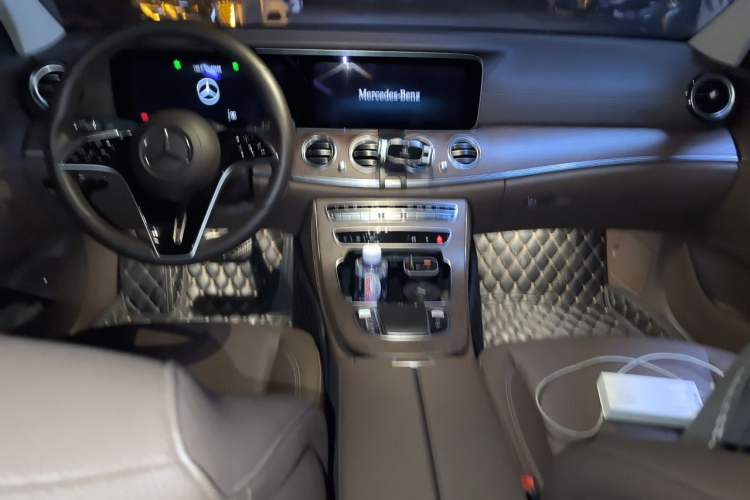 Used Mercedes-Benz E-Class 2021 E 300 L Luxury Model Center Console