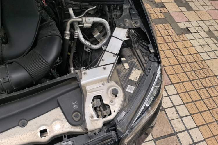 Used Mercedes-Benz E-Class 2021 E 300 L Premium Edition Engine Bay Left